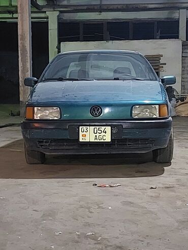 продаю или меняю обмен: Седан Volkswagen Passat B3 синего цвета. Модель известна своей