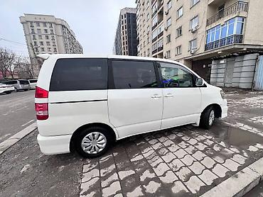 Toyota: Toyota Noah: 2004 г., 2 л, Автомат, Бензин, Минивэн — 4