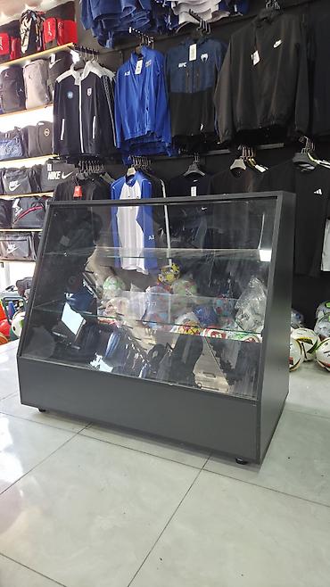 Mağaza vitrini – şüşəli vitrin stendi - Material: möhkəm metal/gövdə