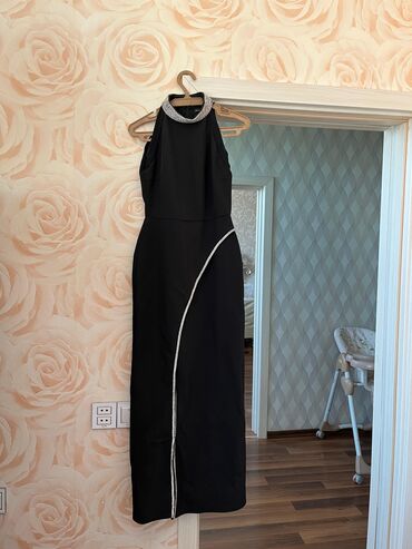 Ziyafət donları: Qara uzun ziyafət geyimi - Model: yuxarı hissəsi qolsuz, halter-tip