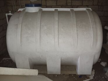 пластмассовый бак для воды купить: Plastik su çəni – horizontaldır, ağ rəngdə, silindrik korpuslu. Üst