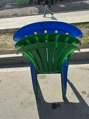уличные кресла: Пластиковые стулья с подлокотниками, уличные/садовые. - Материал — 4