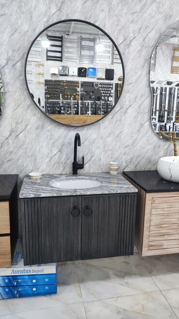 Ev üçün digər mebel: Mərmər görünüşlü üst səthə malik tünd boz rəngli hamam dolabı