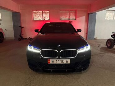 купить мерседес до 5000 долларов: Черный седан BMW 5 серии с выразительной решеткой радиатора и