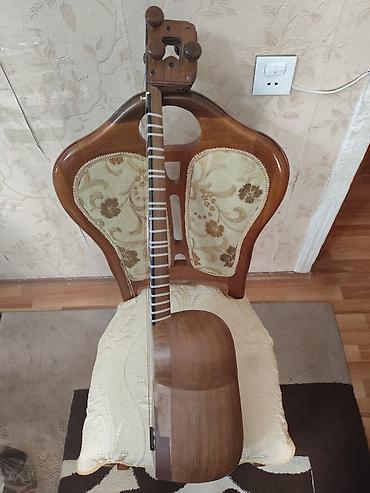 gitara tarnada: Gözəl və ideal səsə malik açıq, zil səsli, köhnə və tam professional — 2