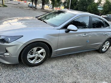 купить машину шевроле: Автомобиль Hyundai Sonata в серебристом цвете. Этот седан имеет