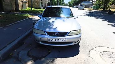 авто азербайджан: Opel Vectra B, gümüş rəng, . AZ 20-CX-172 nömrə nişanı görünür — 1