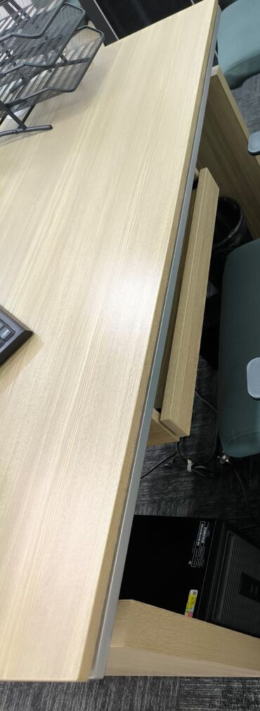 белый офисный стол: Ofis stolu 2 dene. ela veziyyetde. Bir stol 200azn