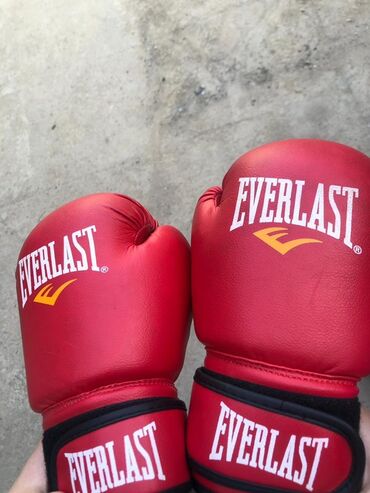 форму: Пара красных боксерских перчаток Everlast. На лицевой стороне каждой