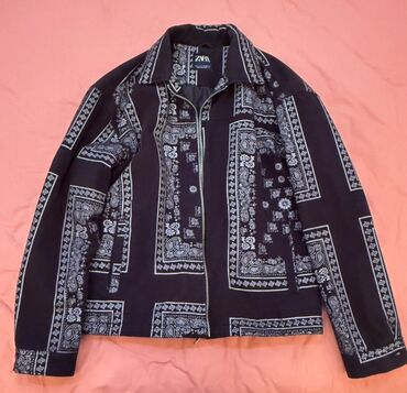 cins pencekler kisi ucun: ZARA kişi gödəkçəsi – bandana/paizli printli model. - Rəng: qara fon