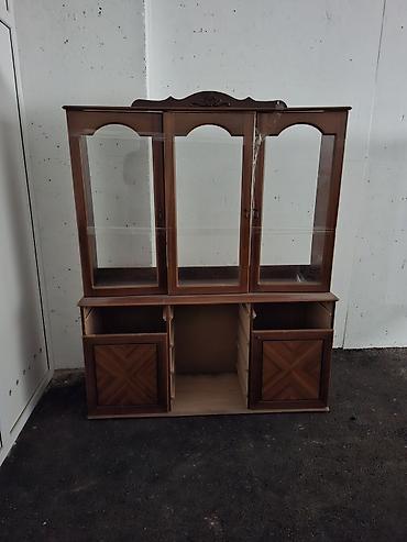 Klassik üslubda vitrinli bufet - Material: ağac/taxta görünümlü