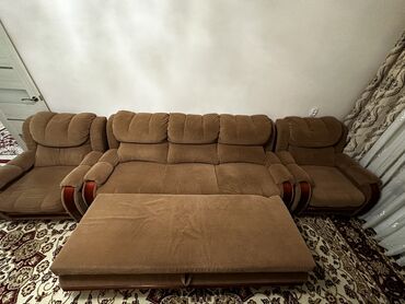 Срочно продается большой диван тройка,выдвижной. В хорошем состоянии