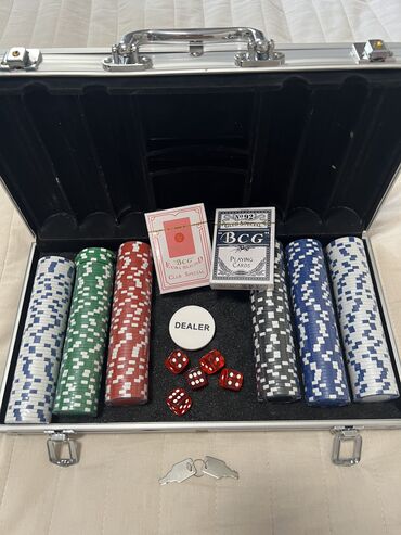 Настольные игры: Покерный набор 300 фишек новый