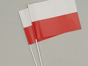 Dwie używane flagi Polski na plastikowych patyczkach. Idealne na