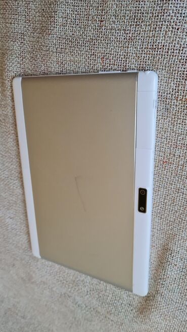 Tableti: Tablet sa belim okvirom i metalnim zadnjim poklopcem, dijagonala — 9