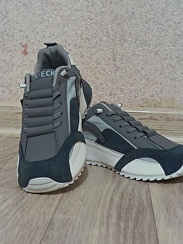 brend krasofkalar: Unisex idman ayaqqabısı – boz və tünd-boz tonlarda, ağ altlıqla — 1