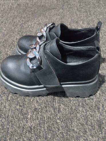 Женская обувь: Ботинки и ботильоны 40, цвет - Черный