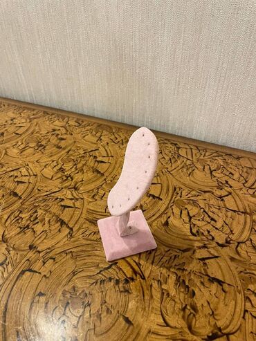 Bijuteriya vitrinləri: Aksesuar stendleri,her mehsuldan kifayet qeder var yeni coxdu.Qiymet — 3