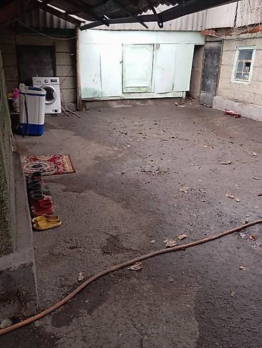 Шлакоблок: Дом из шлакоблока с односкатной крышей из волнистых листов. Стены — 8