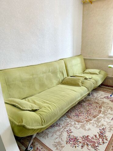 продам кресло кровать: Продаю мебель. 1 диван, 2 кресла и 4 подушки, из удобств, и диван и