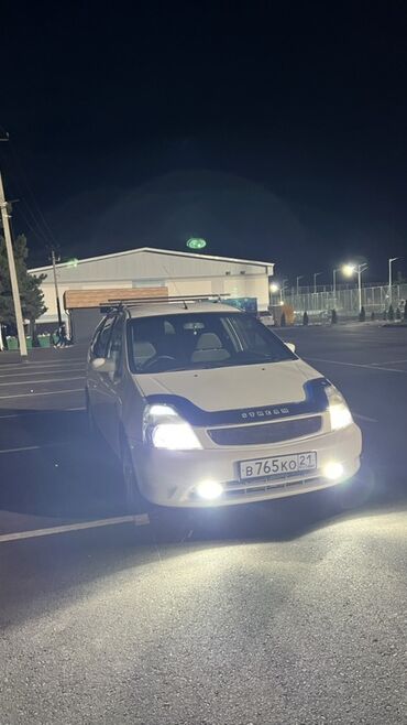 меняю дом на авто: Белый минивэн Honda Stream с синим дефлектором капота. Автомобиль