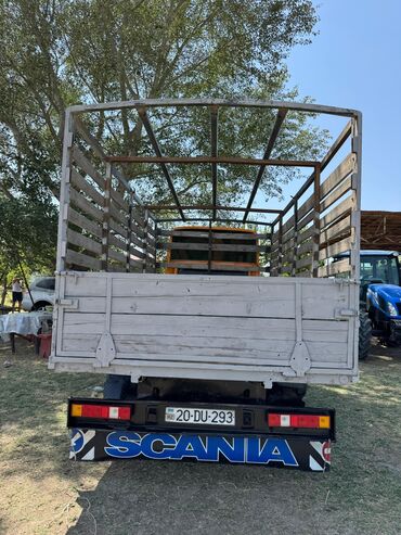 Yük maşınları: Narıncı rəngli, taxta bortlu, arxasında ikili təkərləri olan "Ford — 6