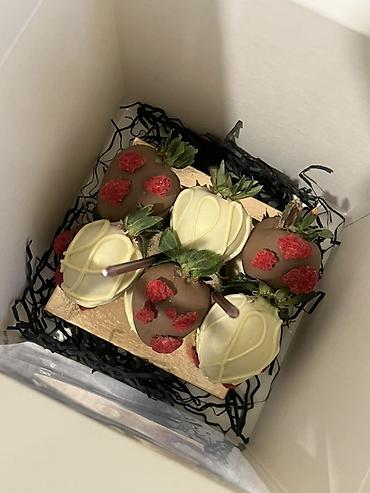 Съедобные букеты: Набор клубники в шоколаде в подарочной коробке. - Крупные свежие — 1