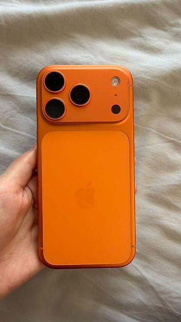 Смартфон Apple iPhone в ярком оранжевом цвете. Дизайн выполнен в