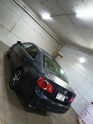 сокулуе: Volkswagen Jetta: 2005 г., 2.5 л, Кол менен иштөөчү, Бензин, Седан — 4