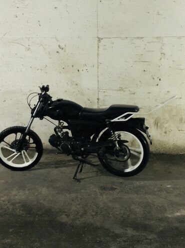 Motosikletlər: Tam qara rəngdə motosiklet. Ön və arxa diskləri ağ rəngdədir. Sürmə