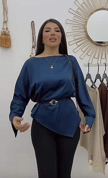 klassik geyim: Zərif atlas fakturalı qadın bluzası - Rəng: tünd göy - Parça: yumşaq — 1