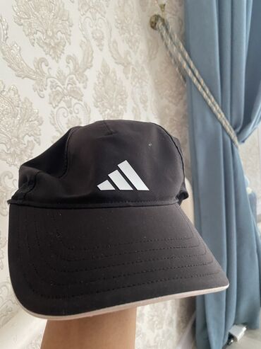 кепка мерседес: Бейсболка Adidas - Цвет: черный с контрастным белым логотипом спереди