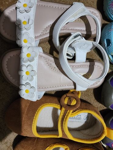 детская обув: Обувь вся новая кроме 2-х с бантиками, новые все по 1500с,а б/у по