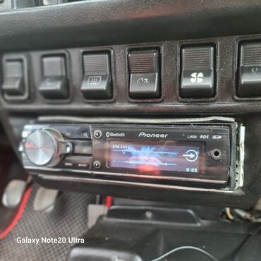 VAZ (LADA): LADA Niva 4x4, ağ rəng, 3 qapılı kuzov. Xüsusiyyətlər: - Tam — 25