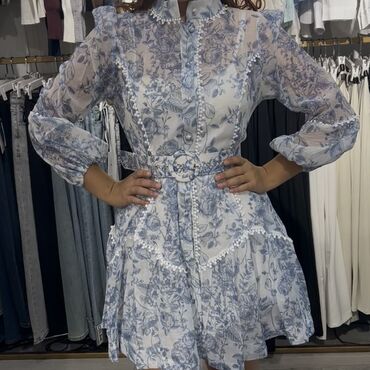 короткое трикотажное платье с длинным рукавом: Женственное короткое платье с принтом в голубых цветах. - Силуэт