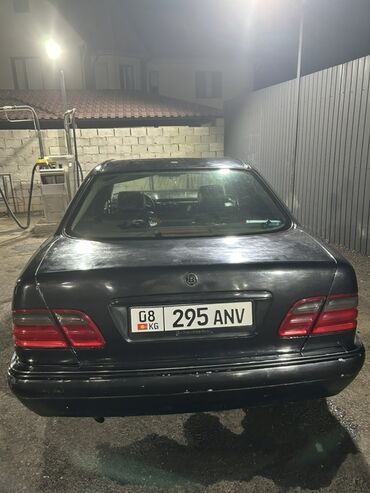 поворотник на виндом: Представлен черный седан Mercedes-Benz E-Class W210 с кожаным салоном