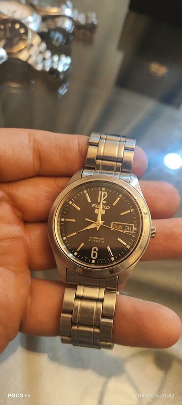 Vıkluçatellər: Seiko 5 avtomatik qol saatı.Saat gol hereketi ile isteyir