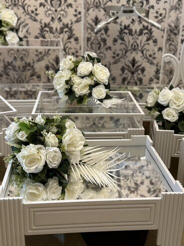 anaya 8 mart hediyesi: Ağ rəngli, güzgülü səthə malik dekorativ qutular dəsti. Hər bir qutu