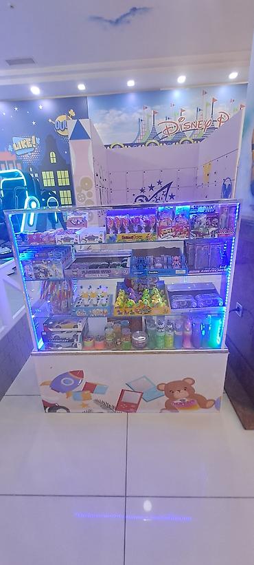 rəf satışı: Uşaq oyuncaqları və xırdavat məhsullar üçün şüşə vitrin köşk - Ölçü — 2