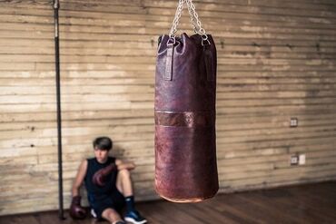 Боксерские груши: В первую очередь, работа с боксерским мешком – незаменимая аэробная