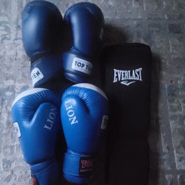 спорт перчатки: Продаются боксёрские перчатки TOP TEN в двух размерах: 08 и 12. А так