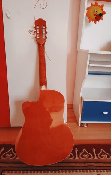 İdman və hobbi: Gitara satilir Şemkir rayonda teze gitaradi 1 ay istifade olunub çexol