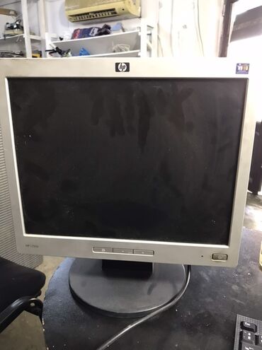 Noutbuk və netbuklar: Tək monitor satılır HP brendinin gümüşü rəngli. Bu monitor ev və ya