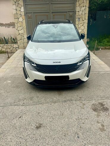 ucuz avtomobiller: Ağ rəngdə, Peugeot 3008 markalı avtomobil. Avtomobilin salonu qara