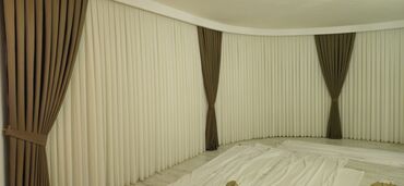 Pərdə və tüllər: Bu dəst tünd bənövşəyi rəngli iki qalın pərdədən və ortada yerləşən ağ — 16