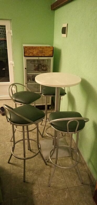 stolice i stolovi: Barski sto i 4 stolice u kompletu. Može i pojedinačno, 20 evra stolica