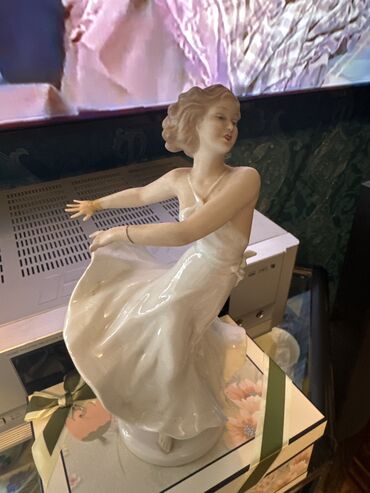 фарфоровые статуэтки германия антиквариат: Продаю фарфоровую статуэтку балерина немецкая, есть реставрация кисти