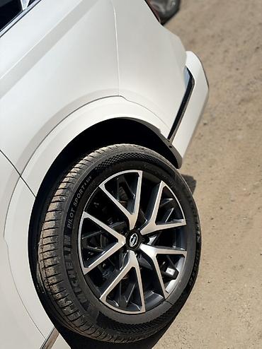 GAC: GAC GS8 (второе поколение), белый кузов. Ключевые особенности: - — 3