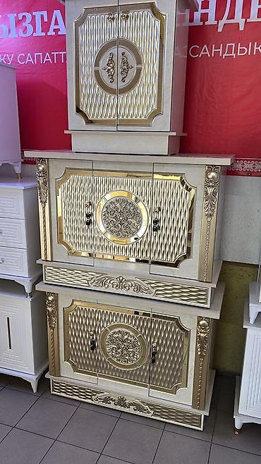 Роскошные шкафчики/тумбы с золотистым рифлёным фасадом и резными