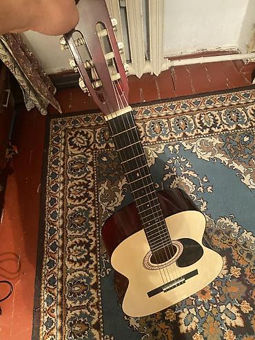 бу гитары: Гитара 🎸, сапаты жакшы, эч кандай сынган жери жок, кылдары баары — 4